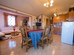 23778742-Ferienwohnung-4-Malinska-300x225-3