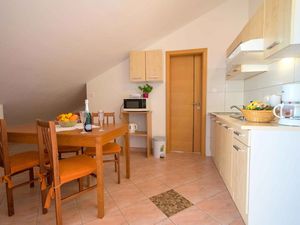 23779711-Ferienwohnung-4-Malinska-300x225-4