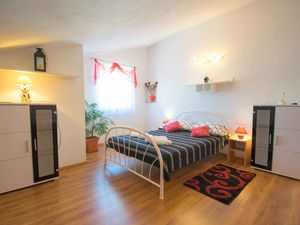 23779711-Ferienwohnung-4-Malinska-300x225-5