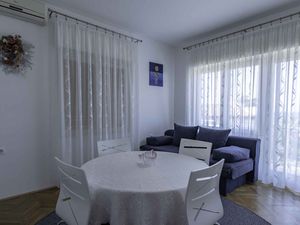 23769045-Ferienwohnung-3-Malinska-300x225-3