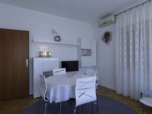 23769045-Ferienwohnung-3-Malinska-300x225-4