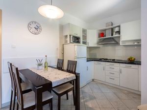 23958117-Ferienwohnung-3-Malinska-300x225-4