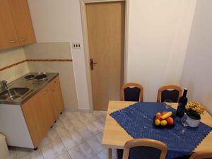 23772183-Ferienwohnung-2-Malinska-300x225-5