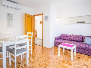 21973083-Ferienwohnung-4-Malinska-300x225-5