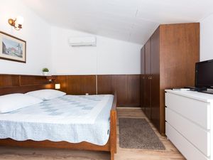 5483679-Ferienwohnung-2-Malinska-300x225-5