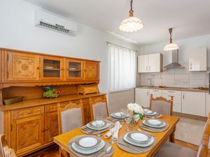 23752931-Ferienwohnung-6-Malinska-300x225-4