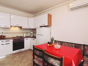 23368268-Ferienwohnung-4-Malinska-300x225-2