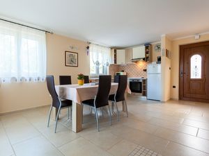 23370573-Ferienwohnung-4-Malinska-300x225-4