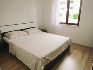 23372617-Ferienwohnung-4-Malinska-300x225-5