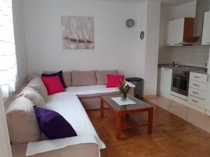 23375306-Ferienwohnung-5-Malinska-300x225-2