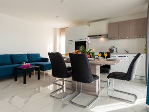 23917088-Ferienwohnung-5-Malinska-300x225-2