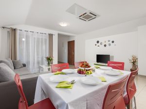 24017551-Ferienwohnung-6-Malinska-300x225-5