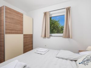 24017553-Ferienwohnung-4-Malinska-300x225-3