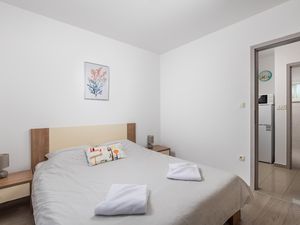 24017552-Ferienwohnung-4-Malinska-300x225-4