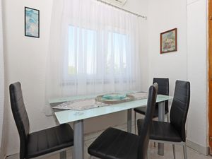 23926003-Ferienwohnung-6-Malinska-300x225-5