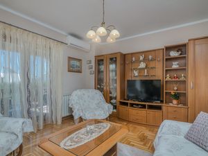 23934253-Ferienwohnung-4-Malinska-300x225-2