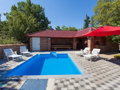 PoolOfHouse