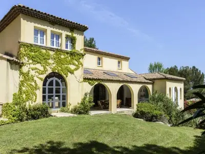 Ferienwohnung für 13 Personen (500 m²) in Mallemort 1/10