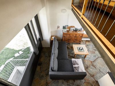 Sicht von Galerie auf den Wohnraum und auf das gemütliche Sofa