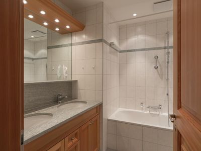 Badezimmer mit Doppellavabo und WC
