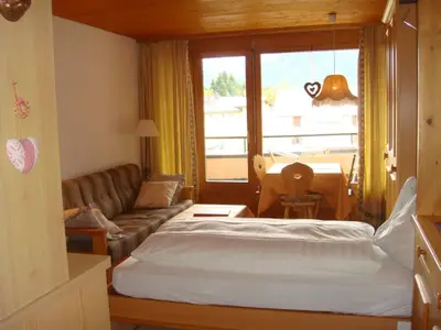 Wohn-, Esszimmer mit Klappbett