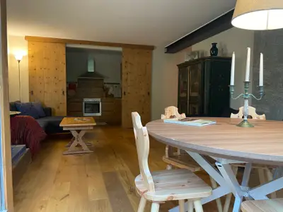 Wohn-/Esszimmer mit Balkon