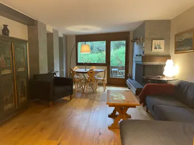 Wohnzimmer mit Ausgang zum Balkon