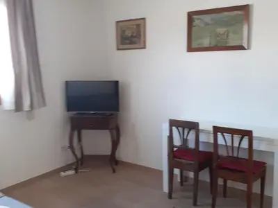 Das helle Wohnzimmer mit Sofa, TV, WLAN, Eroffnungs- Designertisch fur 4 Personen