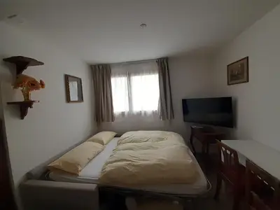 Das Wohnzimmer mit einem doppel Schlafsofa