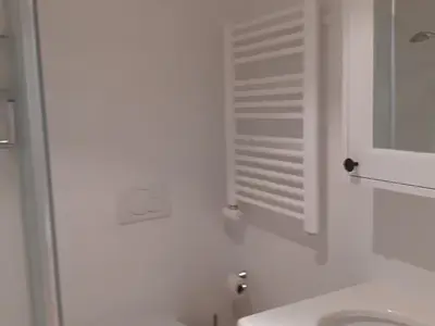 Das Badezimmer: Dusche, beheizter Handutchhalter, grosser Einbauschrank, Haartrockner