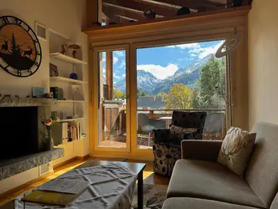 Wohnraum mit grossem sonnigen Balkon und traumhafter Aussicht