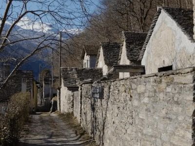 Dongio ein Blick auf den Weg, der zu den Grotti führt. Im Hintergrund die Berge
