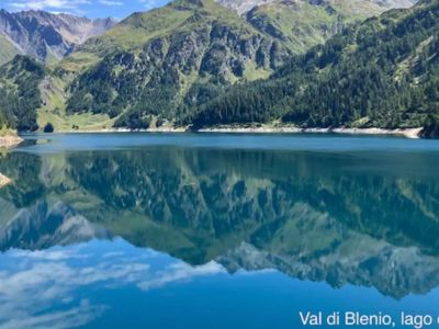 Der Luzzone-See im oberen Bleniotal. Eine farbenfrohe Wanderung, die man nicht verpassen sollte
