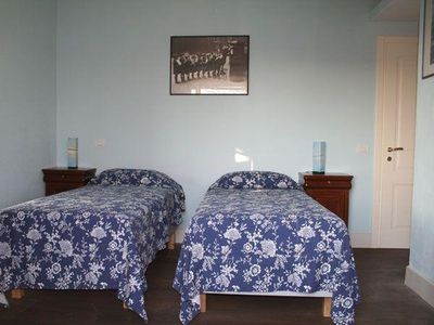 Blaues Schlafzimmer mit Einzelbetten