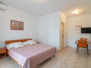 23093195-Ferienwohnung-3-Mandre-300x225-1