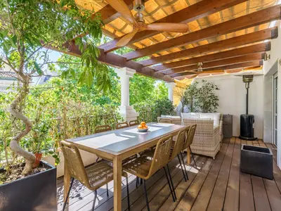 Große Terrasse mit allen Annehmlichkeiten Große Terrasse mit allen Annehmlichkeiten