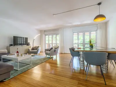 Schönes geräumiges Wohnzimmer im skandinavischen Stil Schönes geräumiges Wohnzimmer im skandinavischen Stil