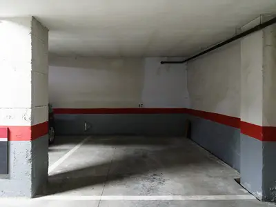 Privater Garagenplatz nur für kleine Autos Privater Garagenplatz nur für kleine Autos