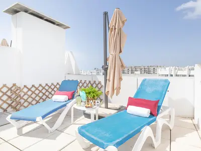 Pool mit Liegestühlen, Stühlen und Tisch