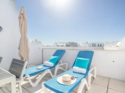 Dachterrasse mit Liegestühlen