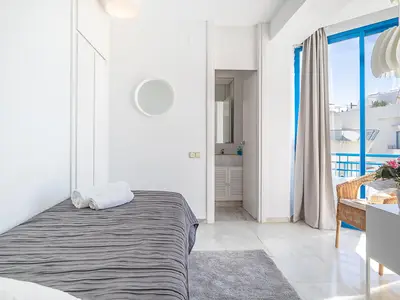 Schlafzimmer mit Balkon