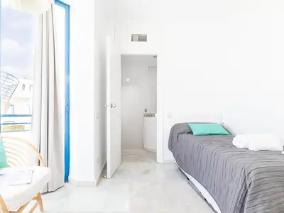 Zweites Schlafzimmer mit Bett und ausziehbarem Bett