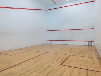 Fronton Hof innerhalb des Komplexes