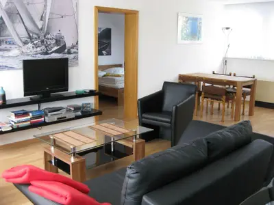Wohnbereich. Sofa-TV-Tür zum Schlafzimmer-Esstisch