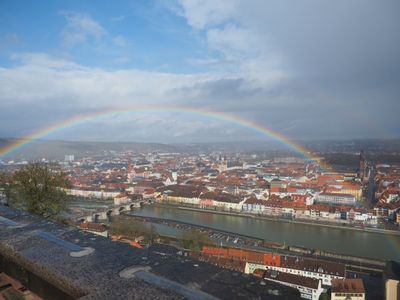 Stadt Würzburg mit Regenbogen