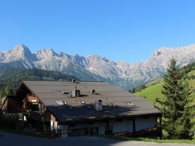 Appartementhaus vor Bergmassiv