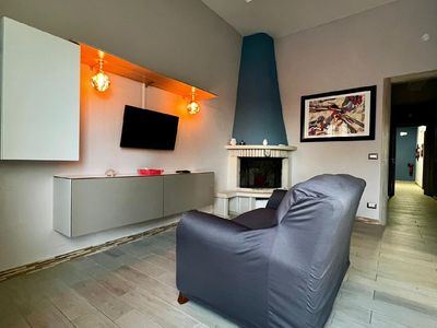 Wohnzimmer mit Sofa und Smart-TV