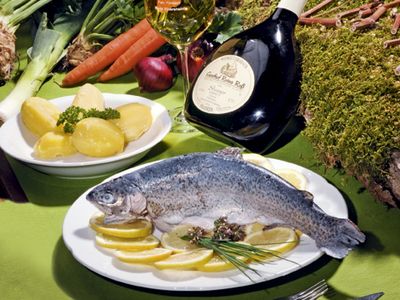 fangfrische Forelle und fränkischer Bocksbeutel