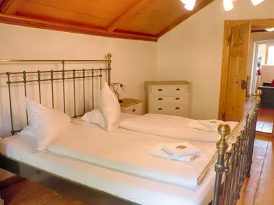 Schlafzimmer mit Doppelbett Wohnung "Burgmansarde"