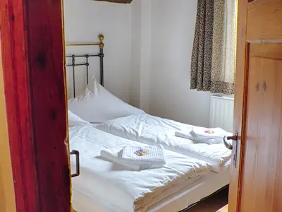 Schlafzimmer mit französischem Bett 140x200 mit offenem Fußende